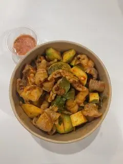 Hình ảnh Chân gà mix tai heo sốt Thái