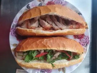 Hình ảnh Bánh mì heo quay da giòn 