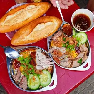 Hình ảnh Bánh mì heo quay +ốp la