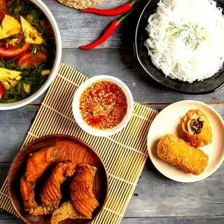 Hình ảnh Bún cá chấm cá cuộn thịt chiên giòn