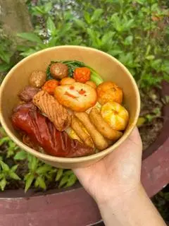 Hình ảnh Mì Trộn Xúc Xích + Cá Viên