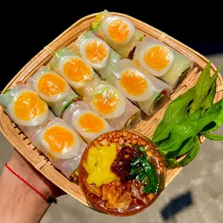 Hình ảnh Phơi Sương Cuốn Trứng Lòng Đào 