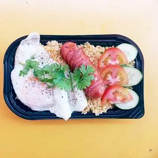 Hình ảnh Cơm Chiên Ốp La + Xúc Xích Đức 