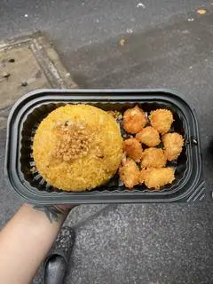 Hình ảnh Cơm gà viên sốt mắm tỏi