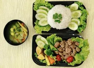Hình ảnh Cơm bò lúc lắc sốt tiêu