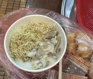 Hình ảnh Cháo sườn sụn ruốc heo và quẩy