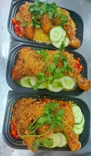 Hình ảnh Cơm Đùi Gà Mắm Tỏi 