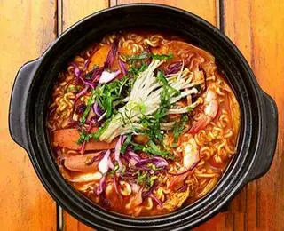 Hình ảnh Mì Cay Kim Chi Bò + 1 Chai Chè Dưỡng Nhan