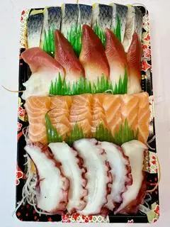 Hình ảnh Sashimi set thập cẩm - 100gr cá hồi - 4-5 miếng sò đỏ tuỳ lớn nhỏ - 5 miếng bạch tuộc - nửa thanh cá trích