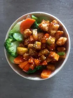 Hình ảnh Cơm lứt gà sốt cay - spicy chiken with brown rice