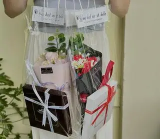 Hình ảnh Set hoa sáp túi giấy + nama socola tươi phủ cacao
