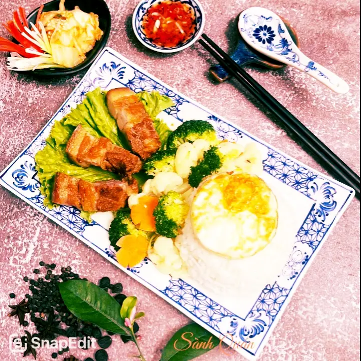 Hình ảnh Cơm thịt ba chỉ kho +trứng ốp 