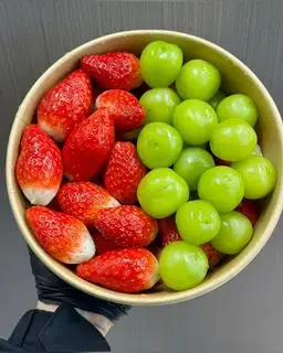 Hình ảnh Nho mẫu đơn mix Dâu tây - Size bự 
