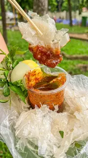 Hình ảnh Bánh tráng phơi sương trứng gà trộn chấm