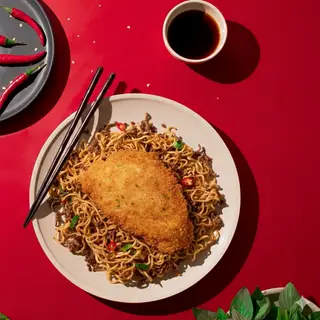 Hình ảnh Mì trộn Indomie má đùi gà phi lê