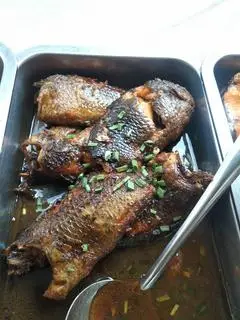 Hình ảnh cơm cá rô kho tiêu 
