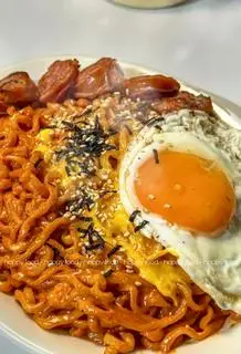 Hình ảnh Mì trộn xúc xích trứg sốt phômai [HOT]