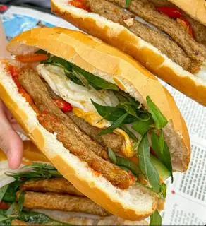 Hình ảnh Bánh mì nóng + chả cá + ốp la ngon