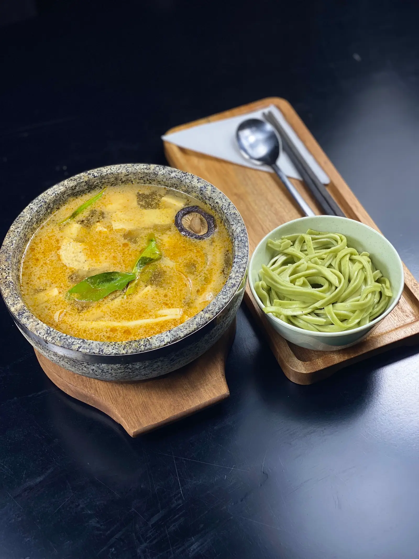 Hình ảnh Mì udon rau xanh tomyum nấm
