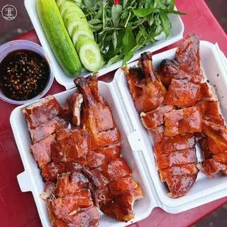 Hình ảnh VỊt quay da giòn nguyên con kèm bánh mì - rau - dưa - nộm