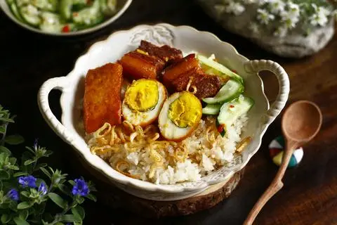 Hình ảnh Xôi thịt kho + trứng + chả