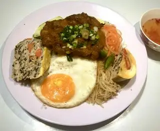 Hình ảnh Cơm Sườn Trứng + Lạp xưởng 
