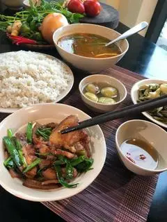 Hình ảnh cơm đảo thịt ba chỉ rang 