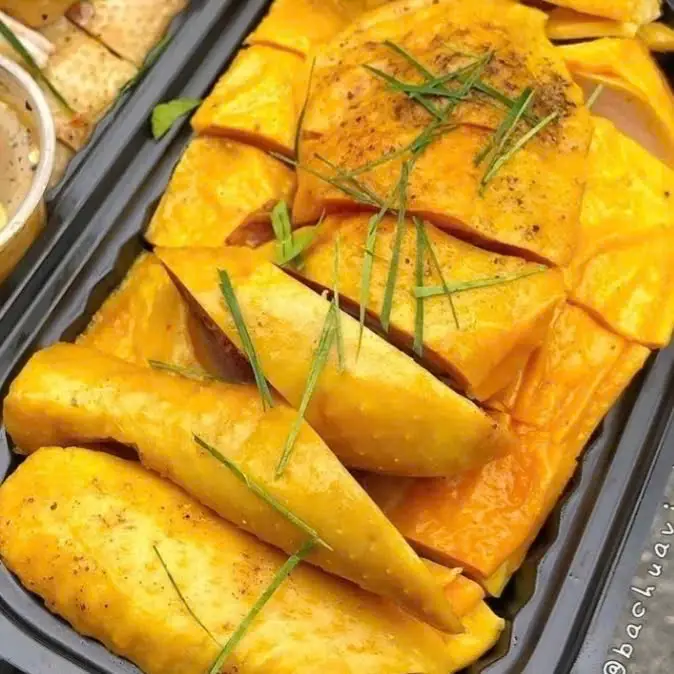 Hình ảnh 1/2 con gà ủ muối không đầu, không chân