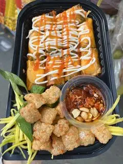 Hình ảnh Bánh tráng cuộn tóp mỡ sốt me