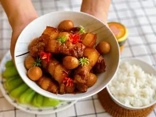 Hình ảnh Cơm thịt kho trứng cút