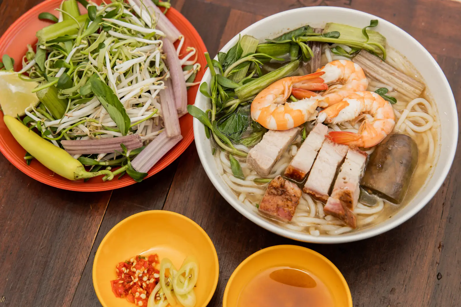 Hình ảnh Bún mắm tôm heo quay