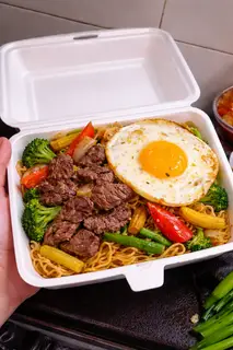 Hình ảnh Mì xào bò trứng rau củ