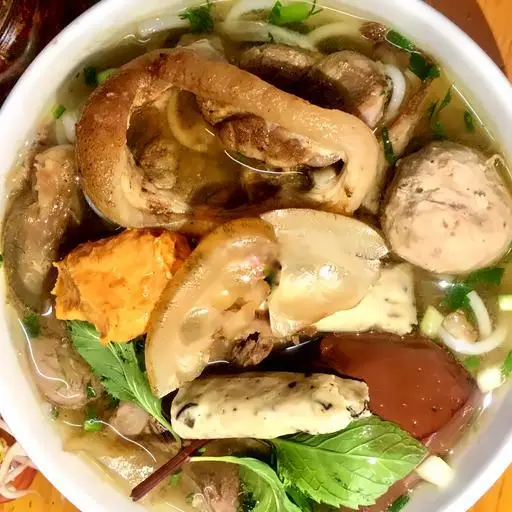 Hình ảnh Bún bò huế bát đặc biệt