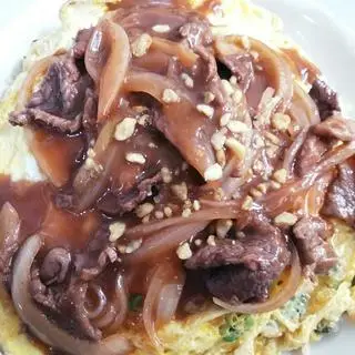 Hình ảnh Cơm bò phủ trứng sốt Thái cay