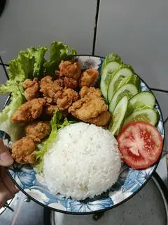 Hình ảnh cơm gà viên sốt mắm tỏi