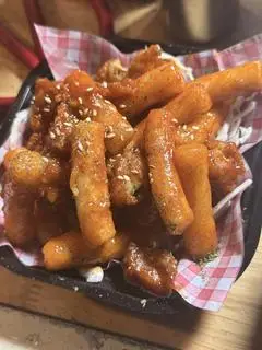 Hình ảnh Gà viên - tokbokki phủ sốt