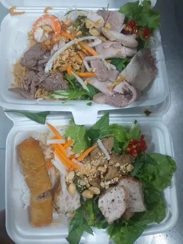 Hình ảnh 1 bún thịt nướng chả giò + 1 bánh hỏi thập cẩm +5 bò bía 