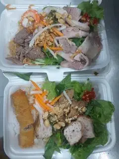 Hình ảnh 1 bún thịt nướng chả giò + 1 bánh hỏi thập cẩm +5 bò bía 