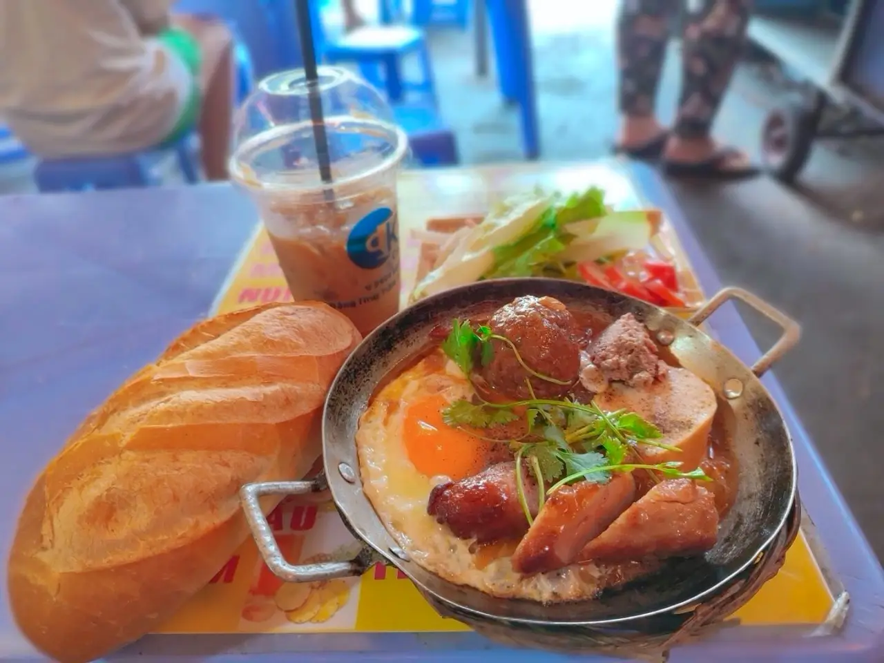 Hình ảnh Bánh Mì chảo trứng + xíu mại