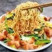 Hình ảnh Mì trộn xúc xích 