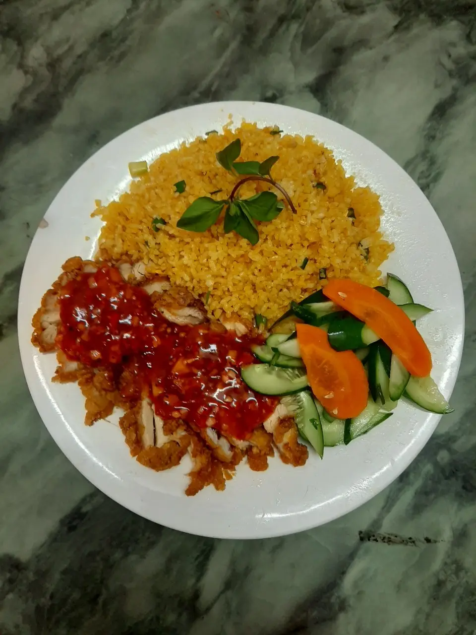 Hình ảnh Cơm rang gà giòn sốt cay