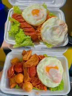 Hình ảnh Mì xào ốp la xúc xích