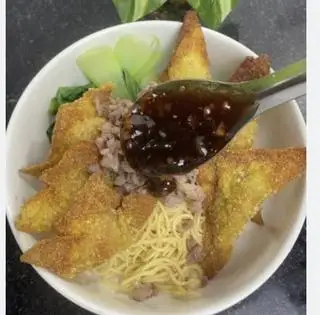 Hình ảnh Mì trộn Indomie Hoành thánh chiên