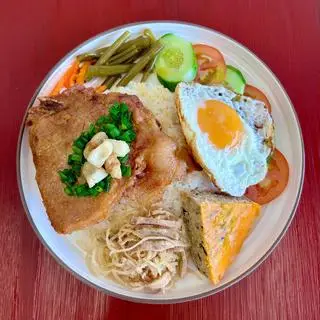 Hình ảnh Cơm sườn - bì - chả trứng - trứng ốp la