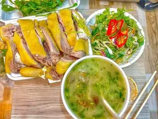 Hình ảnh Gà nửa con chặt - gỏi - cháo
