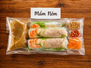 Hình ảnh Combo 3 cuốn :+nước chấm(Mắm nêm)+3/cuốn: tôm+thịt luộc(rau:sà lách-diếp cá-húng cây)