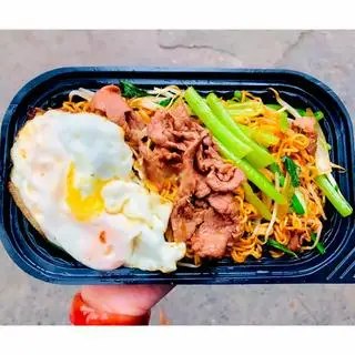Hình ảnh Mì xào bò trứng lòng đào