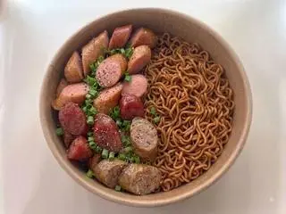 Hình ảnh Mì trộn xúc xích