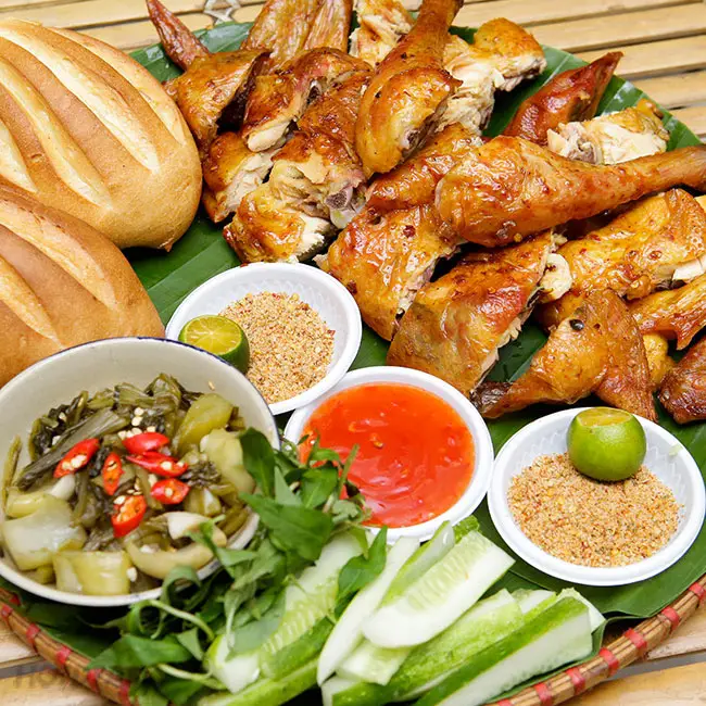 Hình ảnh 1 gà khói hấp nóng +2 bánh mỳ không 