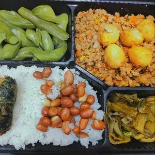 Hình ảnh Cơm thịt bằm rang trứng cút